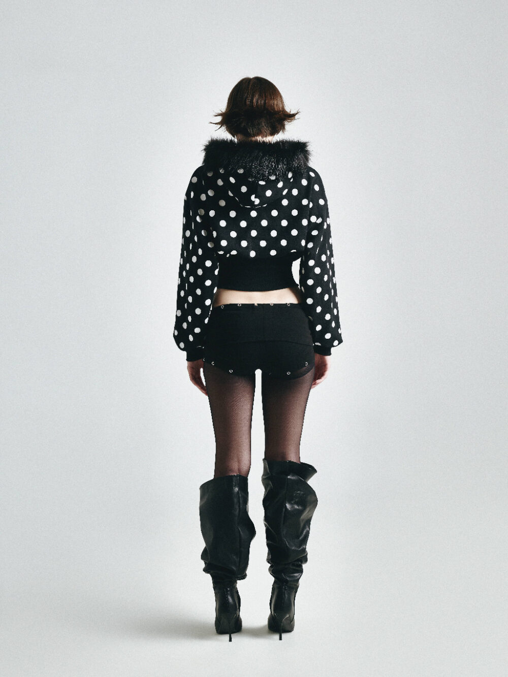 Alternative view of Áo khoác dây kéo nón lông unisex form ngắn | FF CROPPED POLKADOT HOODIE