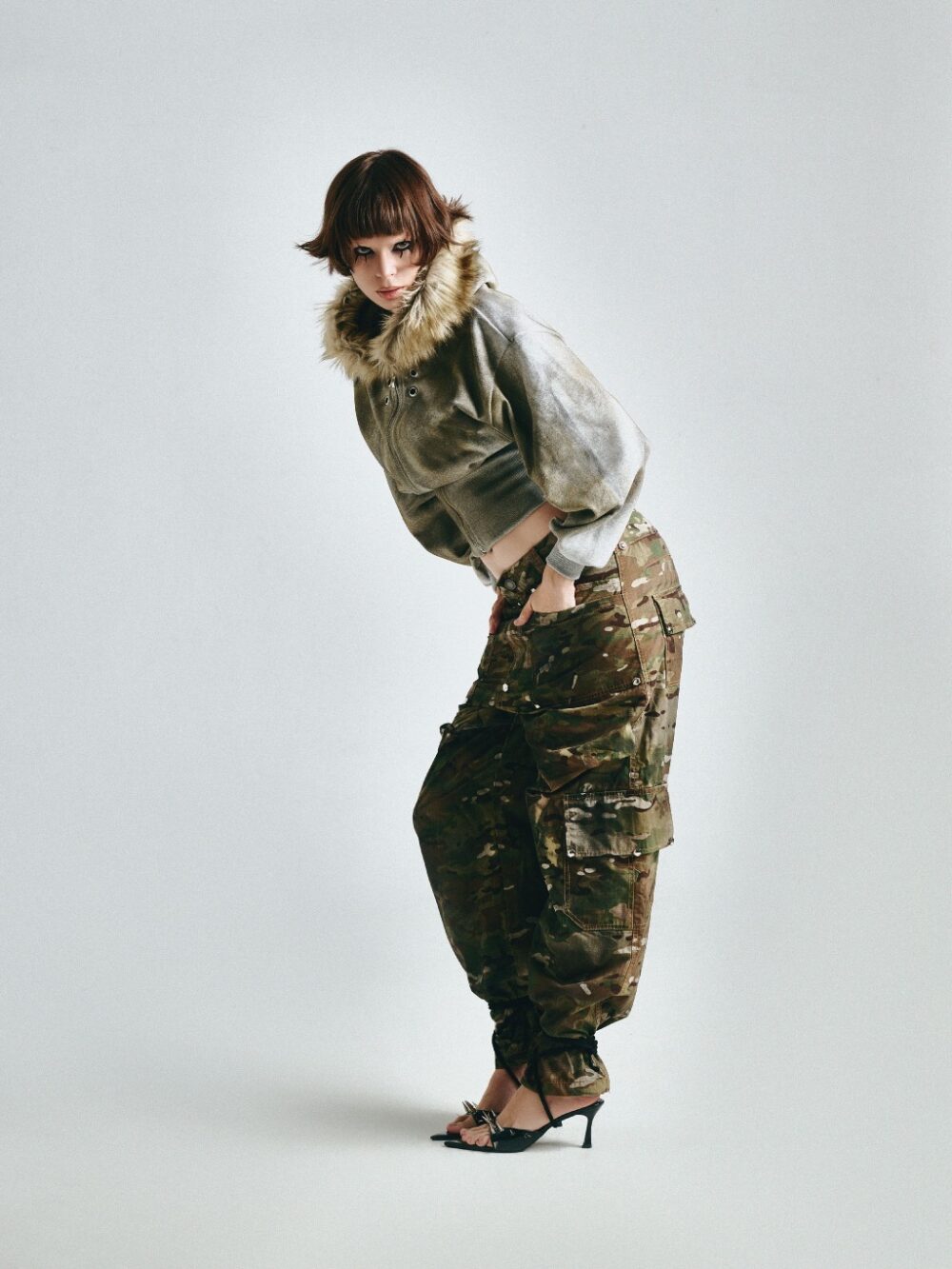 Alternative view of Áo khoác dây kéo nón lông unisex form ngắn | FF CROPPED DIRTYWASHED HOODIE